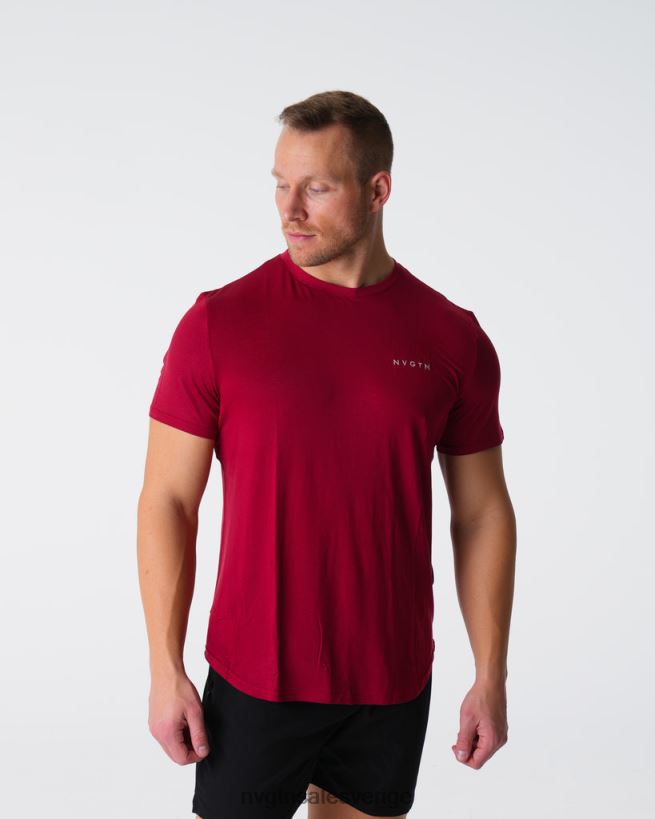 B886LB764 djupröd blast NVGTN män tekniskt monterad t-shirt